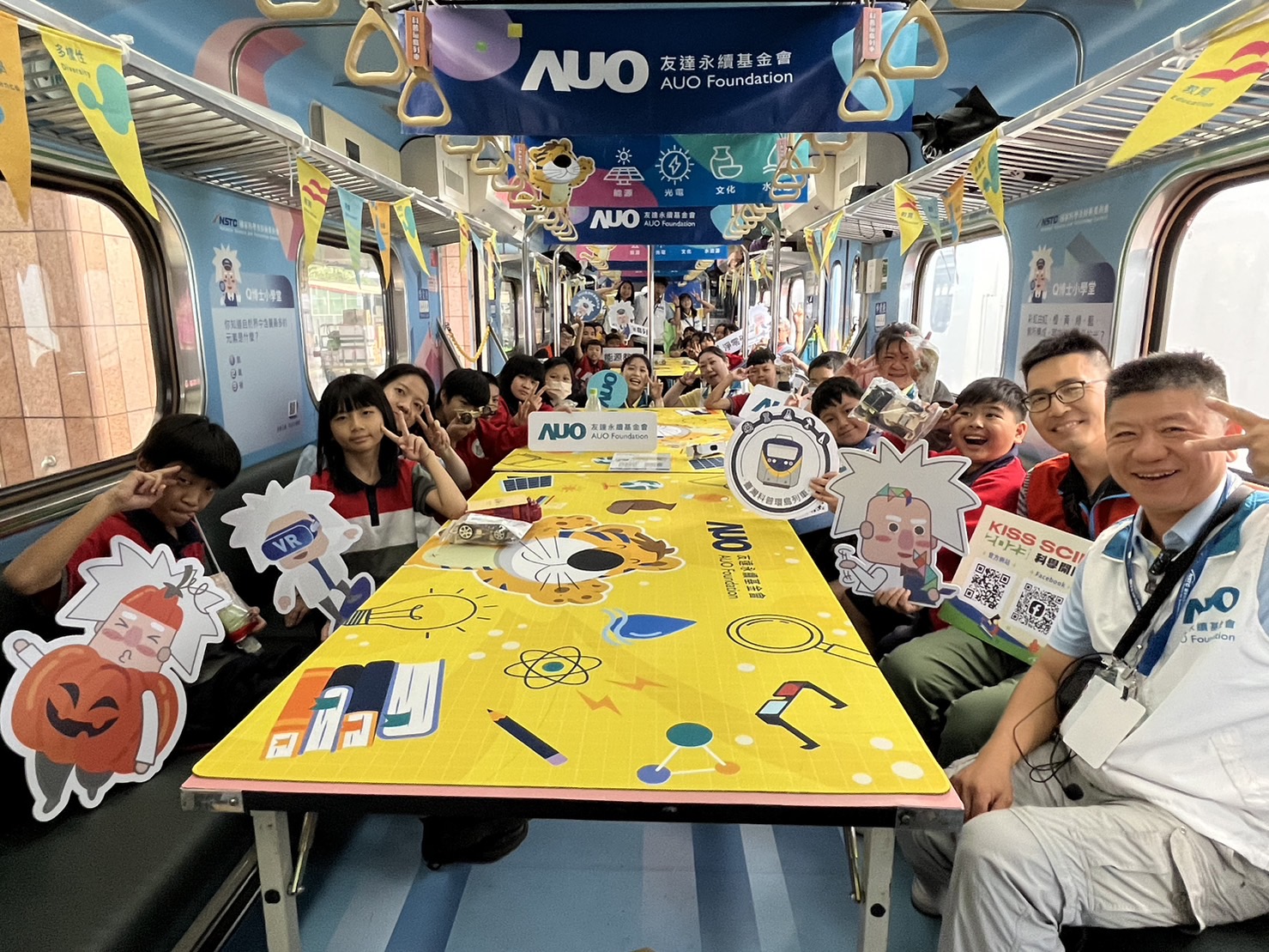 彩神永續基金會參與「臺灣科普環島列車」，設計基礎科學車廂課程，以「淨零碳排和永續能源」為主題，讓學生透過創意實驗認識淨零知識，以及思考生活中的減碳行為