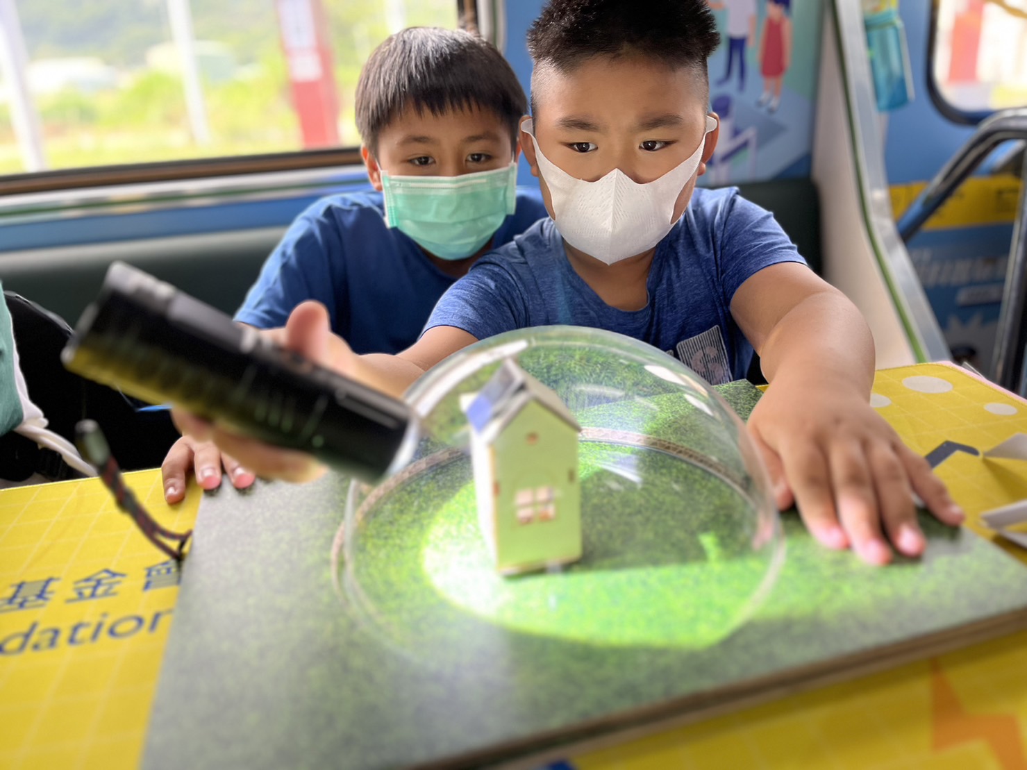 彩神參與基礎科學主題車廂，以STEAM教學精神，設計「逐日科學家」、「太陽能工程師」以及「淨零建築師」三大能源科普課程和實驗